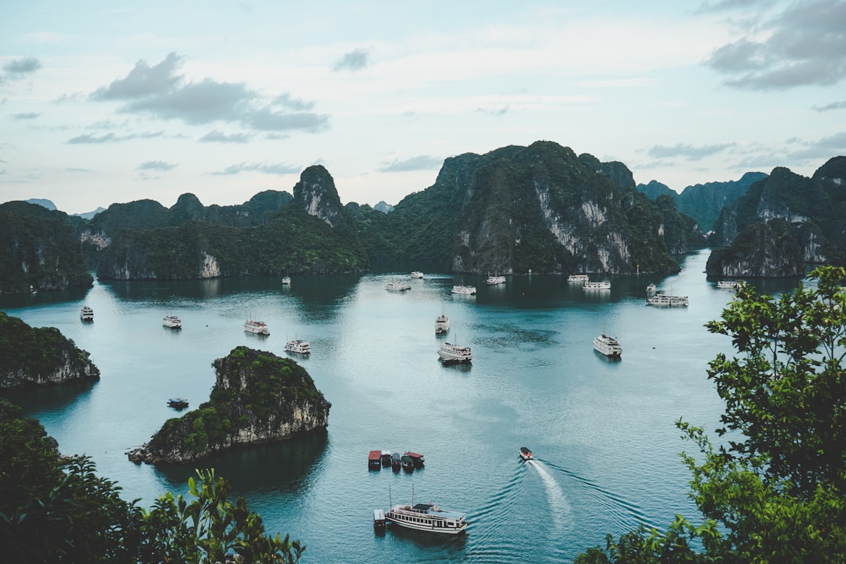 Kalksteininseln in der Ha-Long-Bucht, Vietnam