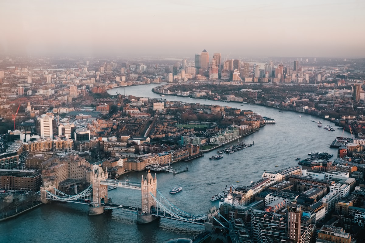 Skyline di Londra con Tower Bridge al crepuscolo